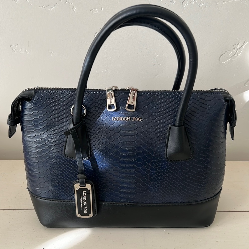Pre-owned London Fog navy and black tote purse. Excellent condition.
